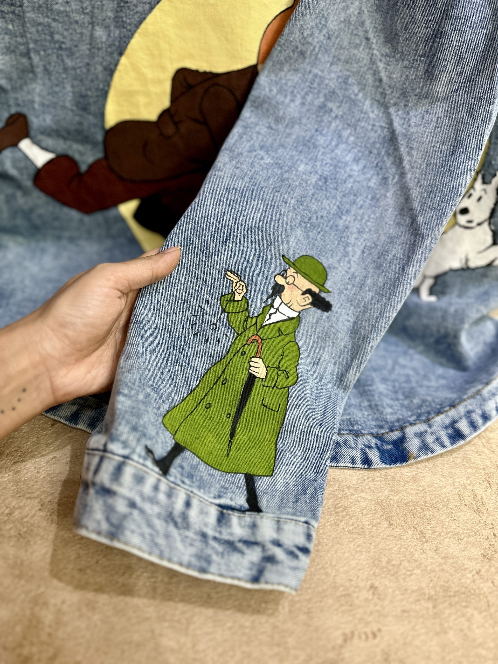 نقاشی تنتن روی سوییشرت جین – خاص برای طرفدارهای ماجراجویی 5 نقاشی تنتن روی سوییشرت جین – نمای پشت