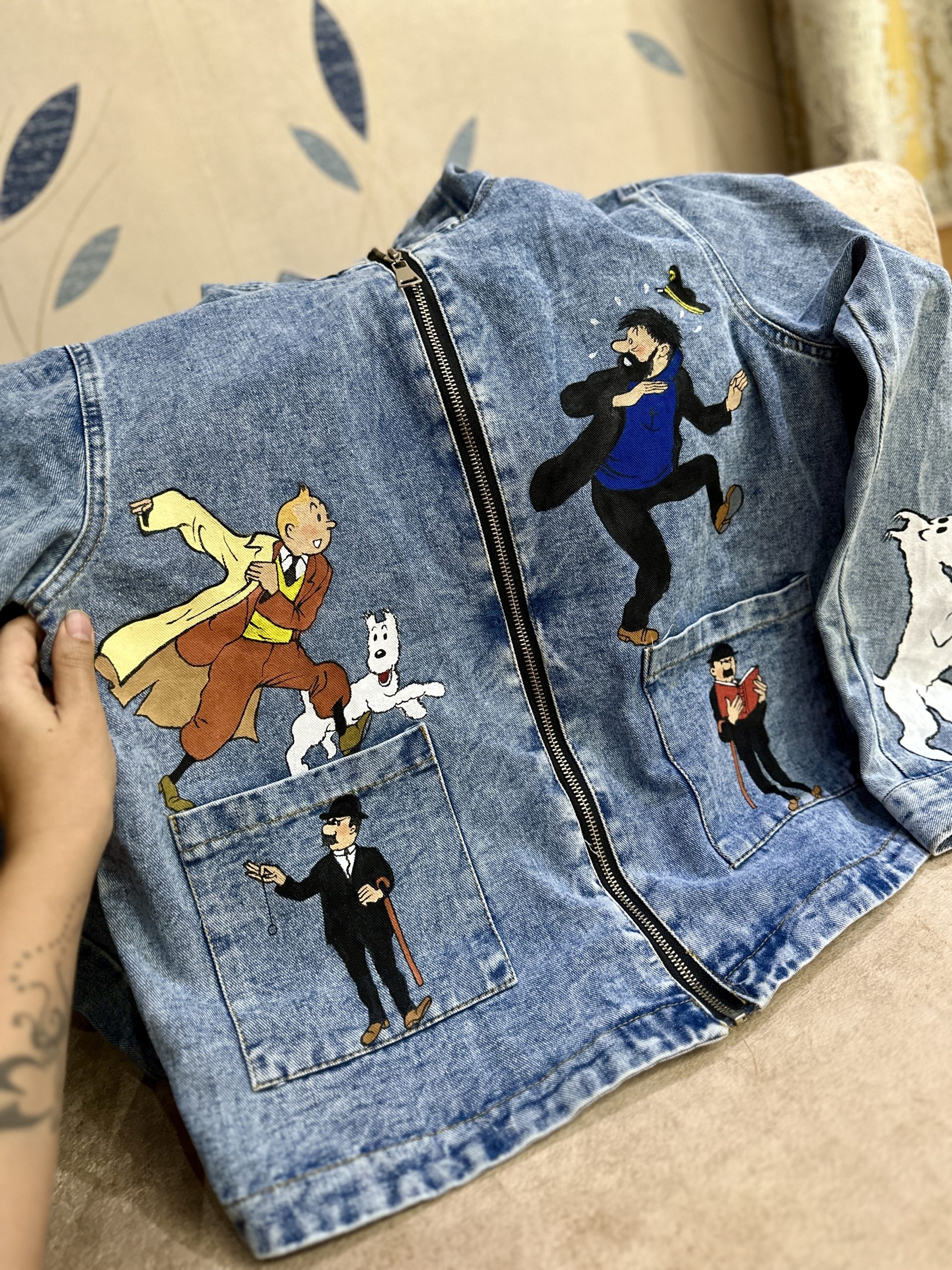 نقاشی تنتن روی سوییشرت جین – خاص برای طرفدارهای ماجراجویی 8 نقاشی تنتن روی سوییشرت جین – بافت جین