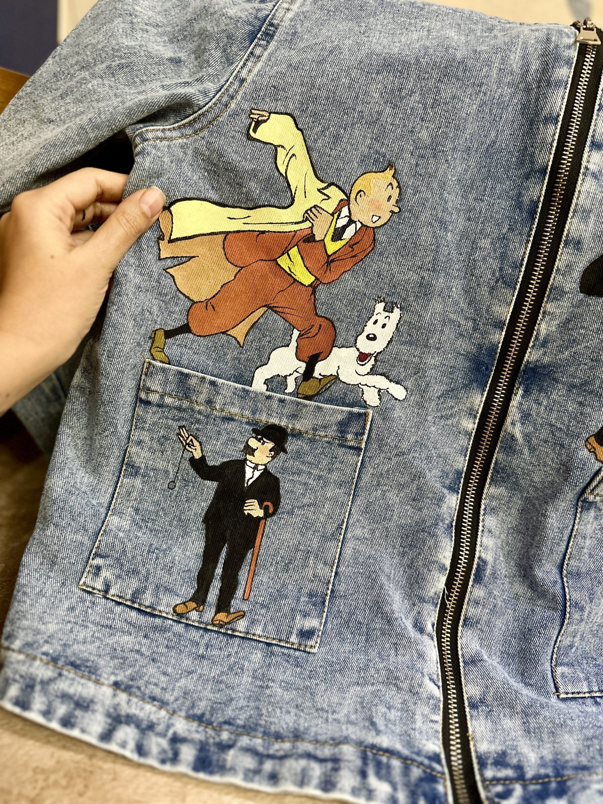 نقاشی تنتن روی سوییشرت جین – خاص برای طرفدارهای ماجراجویی 7 نقاشی تنتن روی سوییشرت جین – جزئیات آستین