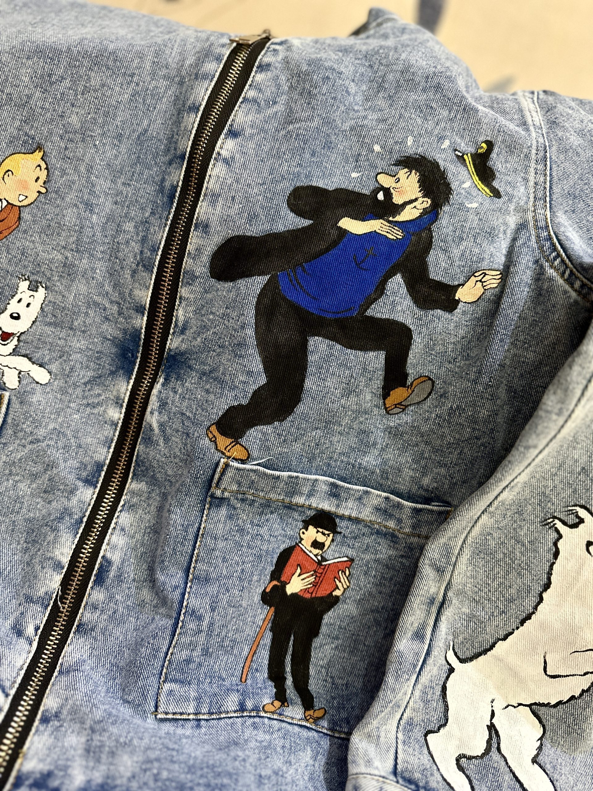 نقاشی تنتن روی سوییشرت جین – خاص برای طرفدارهای ماجراجویی 6 نقاشی تنتن روی سوییشرت جین – استایل خیابانی