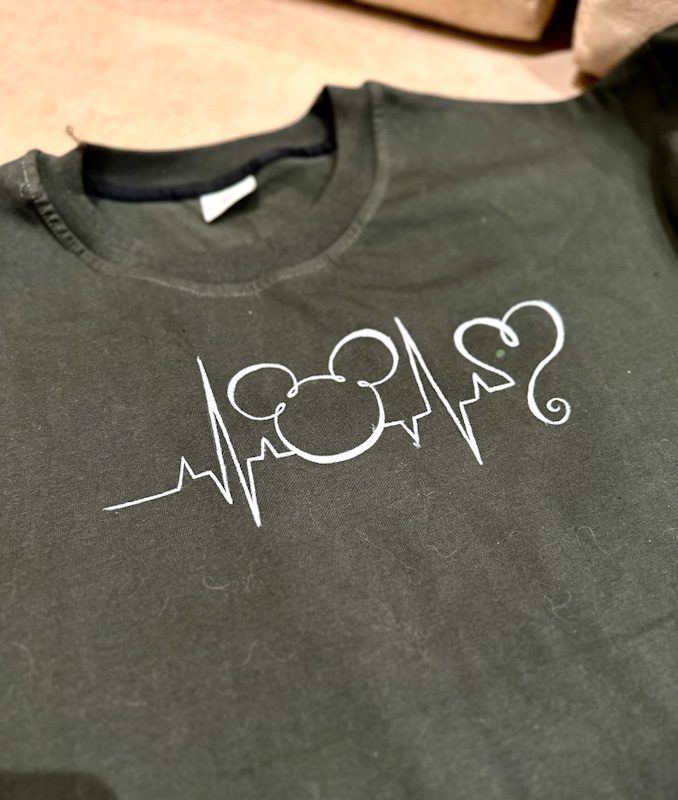 نقاشی میکی موس روی لباس از گالری دیوا 2 نقاشی میکی موس روی لباس – جزئیات طرح