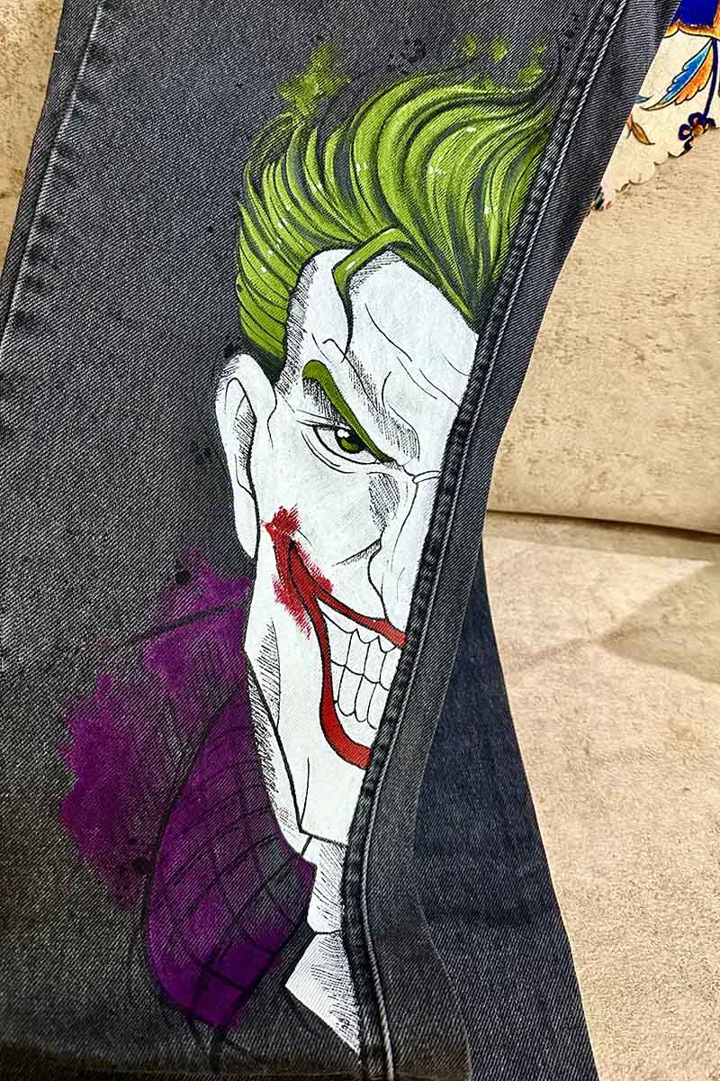 شلوار جین نقاشیشده طرح هارلی کوئین و جوکر 1 شلوار جین نقاشیشده طرح هارلی کوئین و جوکر – نمای کامل
