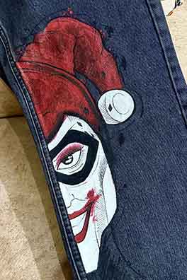 شلوار جین نقاشیشده طرح هارلی کوئین و جوکر 2 شلوار جین نقاشیشده طرح هارلی کوئین و جوکر – جزئیات هارلی