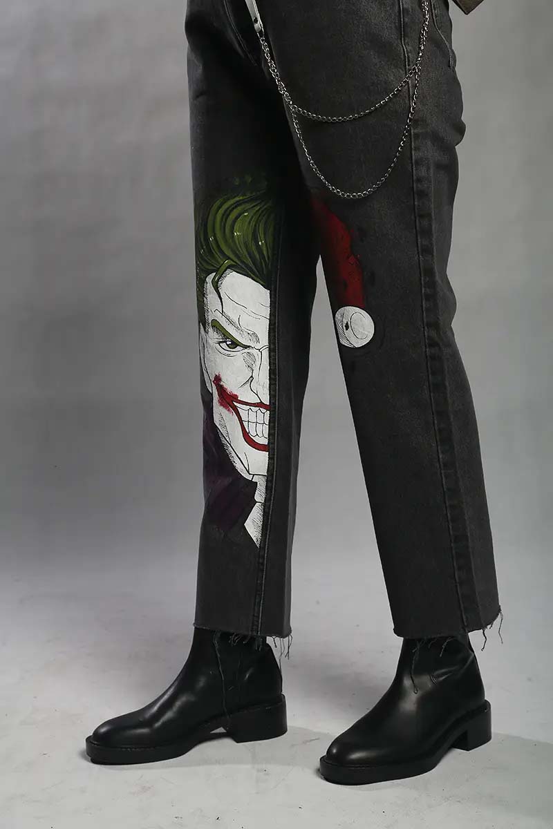 شلوار جین نقاشیشده طرح هارلی کوئین و جوکر 3 شلوار جین نقاشیشده طرح هارلی کوئین و جوکر – چهره جوکر