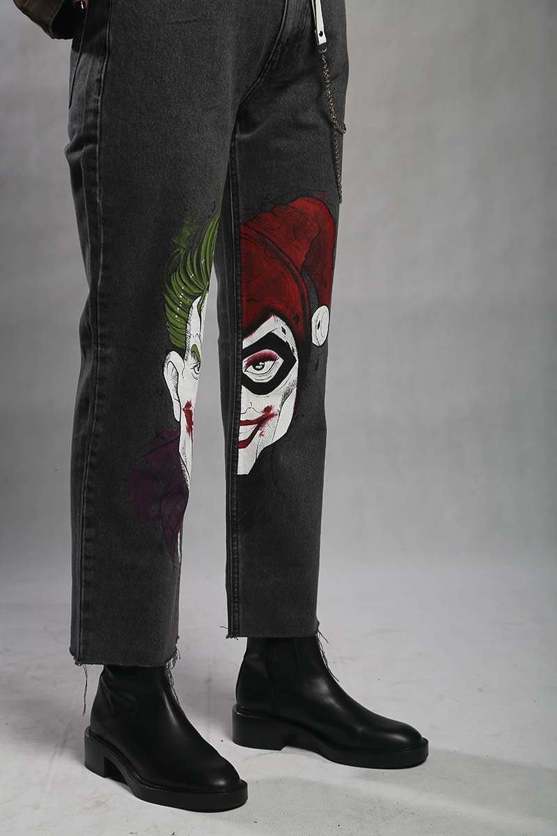 شلوار جین نقاشیشده طرح هارلی کوئین و جوکر 4 شلوار جین نقاشیشده طرح هارلی کوئین و جوکر – زاویه جانبی