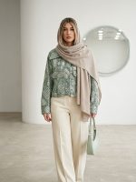 استایل شیک کت پاییزه کوتاه زنانه طرح سنتی سبز همراه با شال و شلوار روشن
