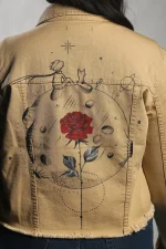 کت کراپ کتان با نقاشی‌دست شازده کوچولو و روباه روی سیاره‌ای با گل سرخ و عناصر فضایی