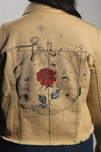 کت کراپ کتان با نقاشی‌دست شازده کوچولو و روباه روی سیاره‌ای با گل سرخ و عناصر فضایی