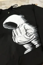 سه‌گانه‌ی دردسرساز هودی مشکی با نقاشی شخصیت بی‌چهره و خطوط حرکتی